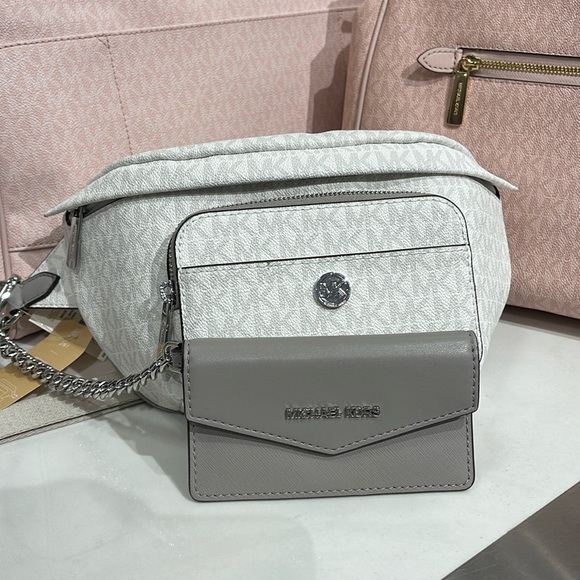 MICHAEL KORS
Maisie Large Logo 2-in-1 Sling Pack
Optic White/Silver
NWT - Picture 8 of 16